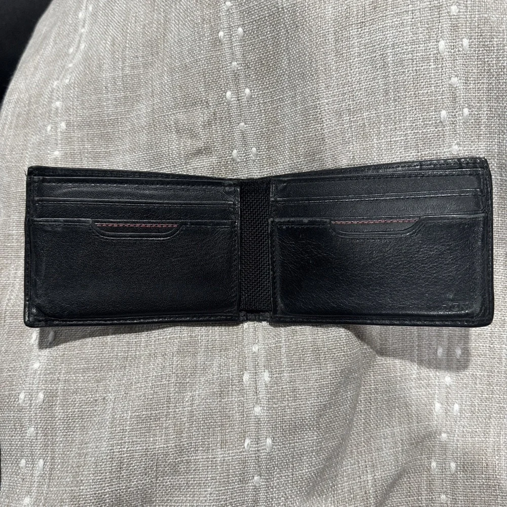 Tumi Mens Black Leather Bifold Wallet 6 Card Slots Slim Professional Accessory